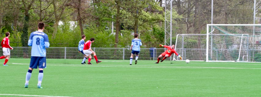 De mythische Stjepanovic profiteert optimaal van een buitenkans en schiet LSVV op voorsprong. © Stan van der Meel, Leidenamateurvoetbal.