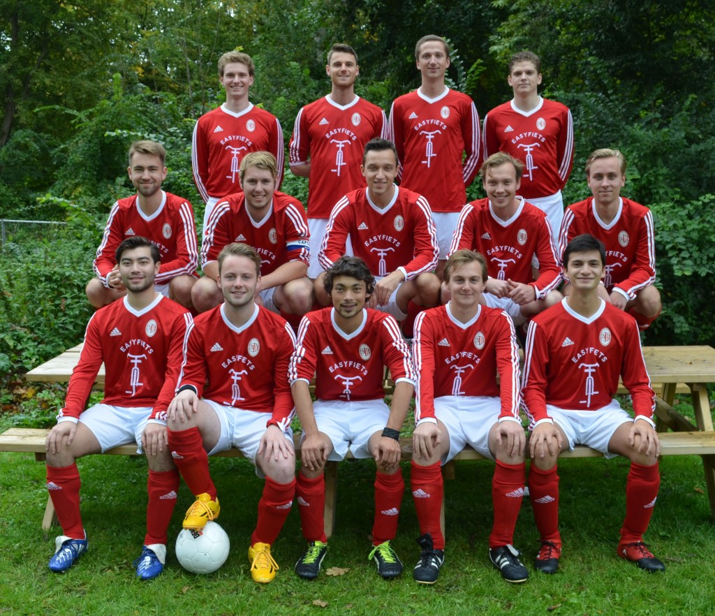Selectie LSVV 7, seizoen '17/'18. Bovenste rij v.l.n.r.: Niek Vonk, Daan Tellam, Paul van Berkel, Dirk van Berkel. Middelste rij: Kasper Schelvis, Marc Hennen, Kenny van Elteren, Rutger Veltman, Victor Cnossen. Onderste rij: Joost van Kessel, Beau van der Marck, Robbie van Dijk, Tom Krips, James de Vreeze. Niet op de foto: Stijn Bakker, Karel Cousin, Chris van Ouwerkerk.
