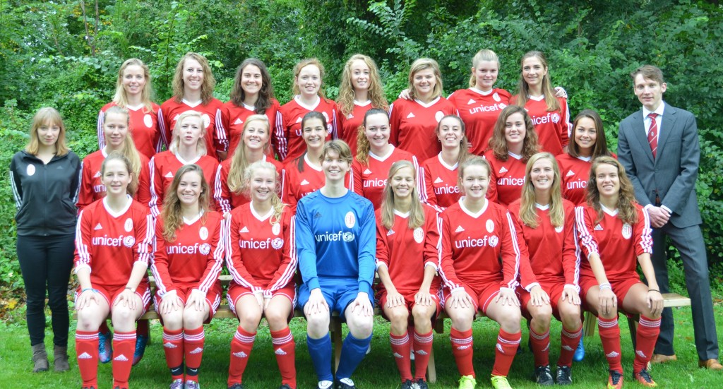 Selectie Dames 1 & 2, seizoen '17/'18. Achterste rij v.l.n.r.: Annemieke Dees, Robin Verwilligen, Marieke van Dam, Suzanne Lanooij, Anne van der Poel, Anna Reints, Corine Roorda, Rosalieke de Wit. Middelste rij: Miara Fraikin, Isabelle Tiggelaar, Ruth Rietveld, Sanne de Heer, Lorena Vargas Navarro, Demi van der Kruk, Zoë Enklaar, Leonie Kort, Loïs Brouwer, Wietse Jelles. Onderste rij: Sofia de Jong, Yanaika Tankink, Lisa de Heer, Laura Zwep, Kaya Weers, Wytske van Haga, Mayke Frasa, Ilona de Jong. Niet op de foto: Jiske Angenent, Renske Loos, Alienke Schuringa, Mariska van der Veen, Joosje Westink.